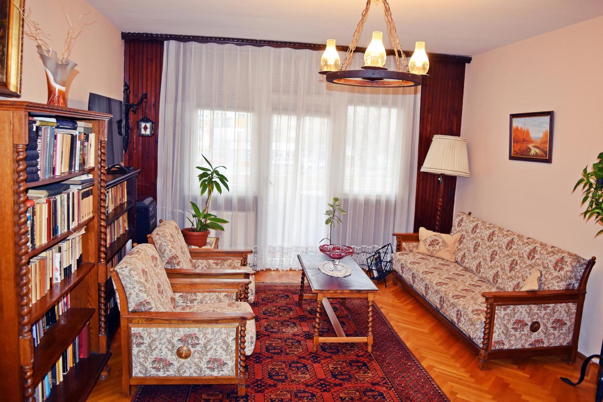 Belvarosi Classic Apartman 85 Square Meters Szombathely Dış mekan fotoğraf